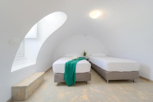 Postel nebo postele na pokoji v ubytování Crystal Villas Santorini