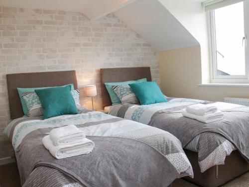 two beds sitting next to each other in a bedroom at Caesamson in Caersws