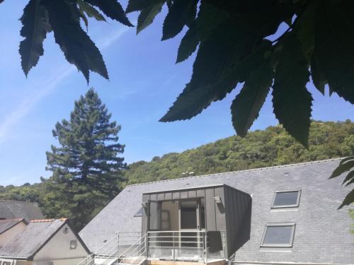a house with a window on top of a roof at Logis Auberge de Pont Calleck in Inguiniel