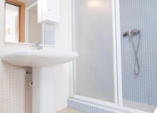 y baño con lavabo y ducha. en Apartamento zona residencial el palmar en El Palmar