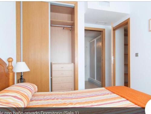 1 dormitorio con 1 cama con vestidor y armario en Apartamento zona residencial el palmar en El Palmar
