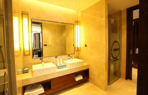 a bathroom with two sinks and a large mirror at Days Hotel by Wyndham Shanxi Xinzhou in Xinzhou