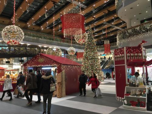 a christmas market in a shopping mall with a christmas tree at KWO-villa Sonnenglück in Arnoldstein