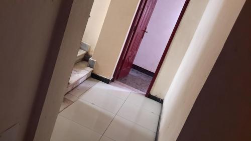 pusty korytarz z drzwiami w pokoju w obiekcie Zf PENSION w Addis Abebie