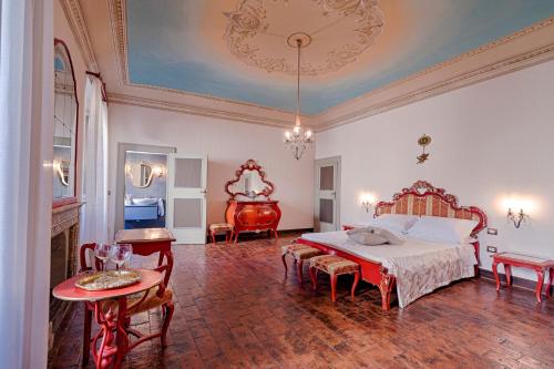 Schlafzimmer mit einem Bett, einem Tisch und Stühlen in der Unterkunft antica bifora rsm in San Marino