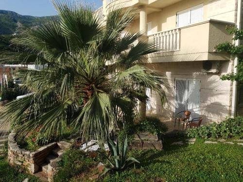 Taman di luar Apartments Villa Pržno