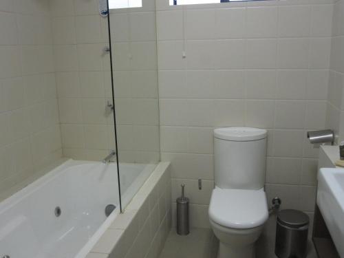 Bilik mandi di Margarets In Town Apartments