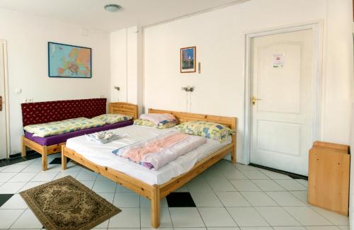 una camera da letto con due letti in una stanza di Balaton Vendégház Fonyód a Fonyód