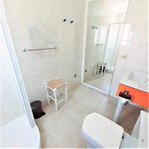 a bathroom with a shower and a toilet and a sink at Hostal Kokkola in Fuengirola