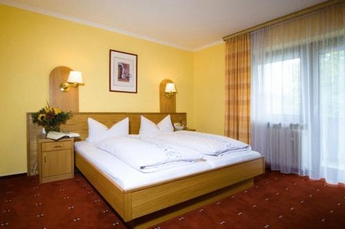 מיטה או מיטות בחדר ב-Vital & Wellnesshotel Schuerger