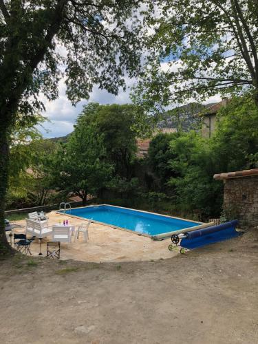 - une grande piscine avec un skateboard à côté dans l'établissement Maison dans les Cévennes, à Saint-Hippolyte-du-Fort