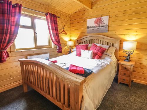 מיטה או מיטות בחדר ב-Manor Farm Lodges - Red Kite Lodge