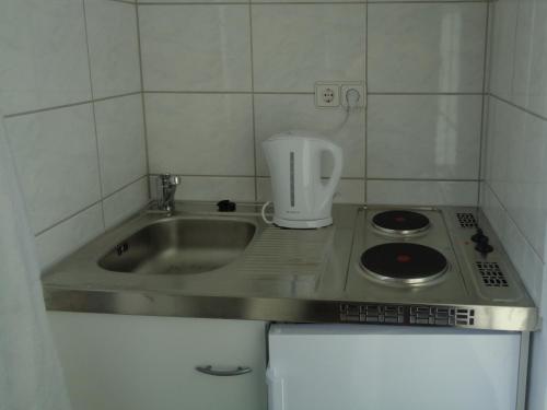 a kitchen with a sink and a counter top at Studiozimmer an den Leineauen in Arnum