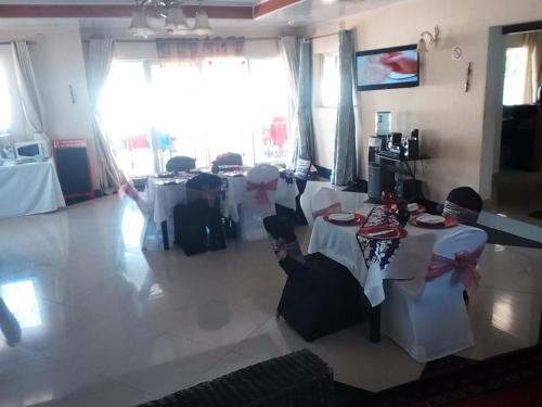 un grupo de niños sentados en mesas en una habitación en Royal Olympia Lodges and Safaris Livingstone en Livingstone