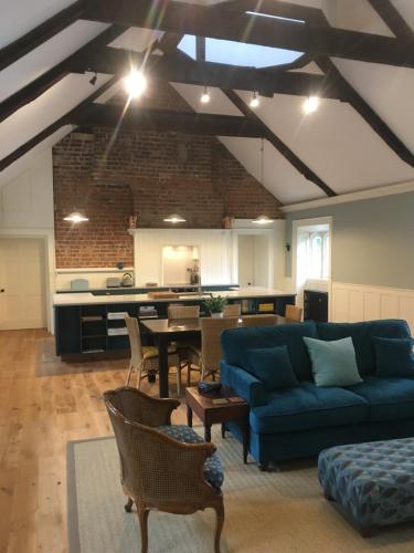 uma sala de estar com um sofá azul e uma cozinha em Number 6 Narrow Water Castle em Warrenpoint