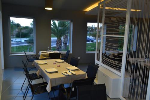 Un restaurante o sitio para comer en Mon Rêve Resort
