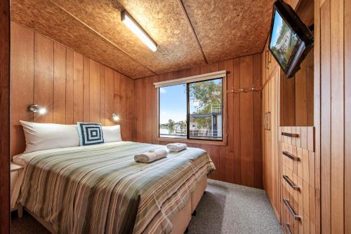 A bed or beds in a room at Renmark River Villas and Boats & Bedzzz