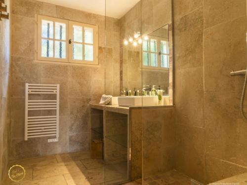 a bathroom with a sink and a shower at Les Garrigues de la Vallée des Baux in Paradou