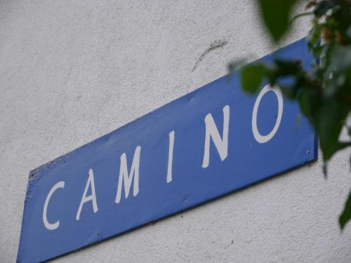 Haus Camino في لوفينغن: علامة زرقاء تقول الكامينو على الحائط