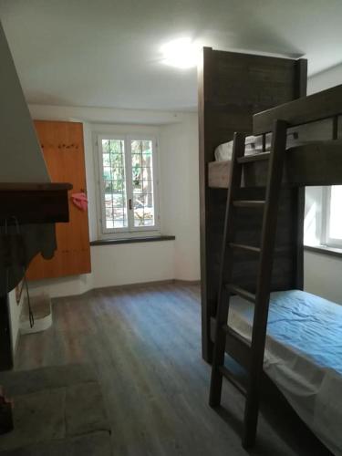 Poschodová posteľ alebo postele v izbe v ubytovaní CASA DELLE GUARDIE Rifugio