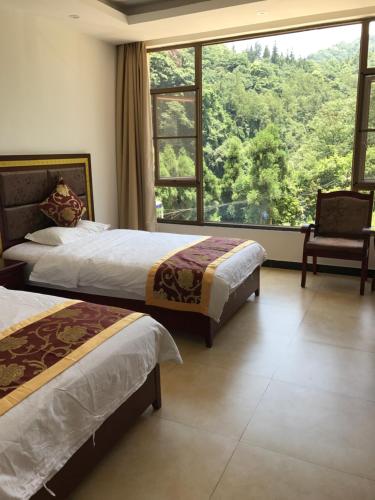 Cama o camas de una habitación en Mount Emei Feng Lin Yue Hotel