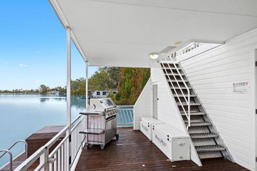 A balcony or terrace at Renmark River Villas and Boats & Bedzzz