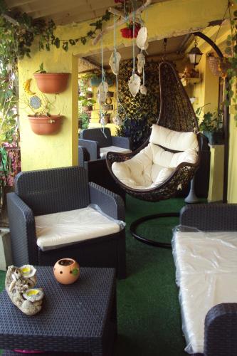 Habitación con sillas, hamaca y mesa. en B&B Camera & Caffe, en Tempio Pausania