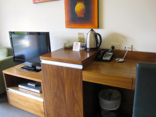 Televisyen dan/atau pusat hiburan di Margarets In Town Apartments