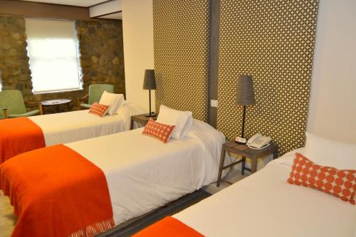 Una cama o camas en una habitación de Hotel ACA El Calafate