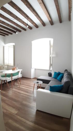 ein Wohnzimmer mit einem Sofa und einem Tisch in der Unterkunft Apartment D2 4U in Zadar