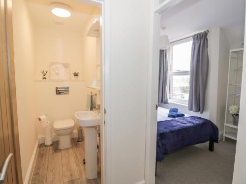 ein kleines Badezimmer mit Toilette und Waschbecken in der Unterkunft Midsummer Cottage in Stratford-upon-Avon