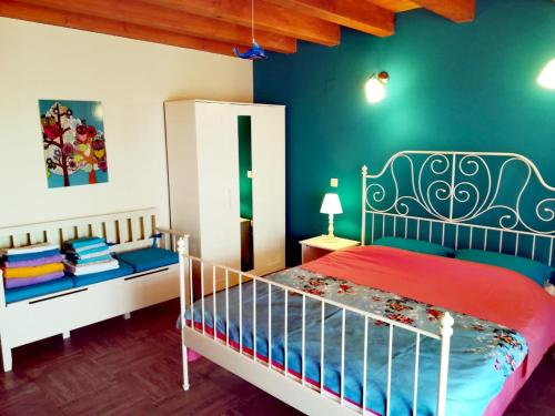 1 dormitorio con cama y pared azul en Villa Magnolia, en Radanovići