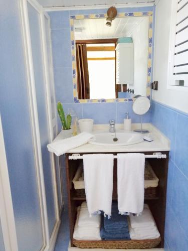a bathroom with a sink and a mirror and towels at CASITA NEKAGARDEN in Vigo
