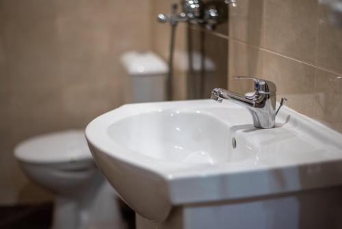 Ένα μπάνιο στο Guest House Vasilena Самостоятелно наемане FREE PARKING