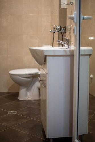 Ένα μπάνιο στο Guest House Vasilena Самостоятелно наемане FREE PARKING