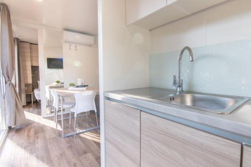 O bucătărie sau chicinetă la Apartments and Mobile Homes Makarska