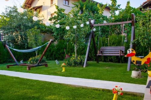 Κήπος έξω από το Guest House Vasilena Самостоятелно наемане FREE PARKING