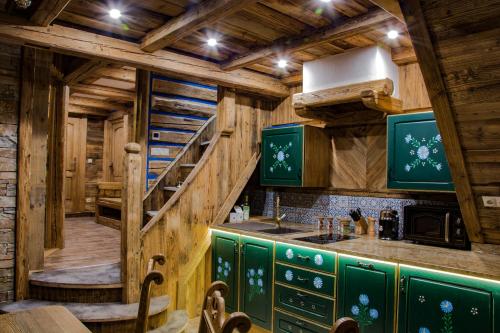 A kitchen or kitchenette at Chalupa Chalet Strachan