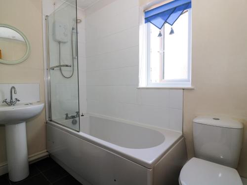 Kylpyhuone majoituspaikassa Breydon Cottage