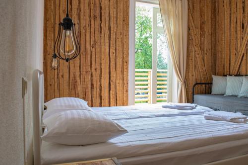 a bedroom with a large bed with a window at Taevas Külalistemaja in Võru