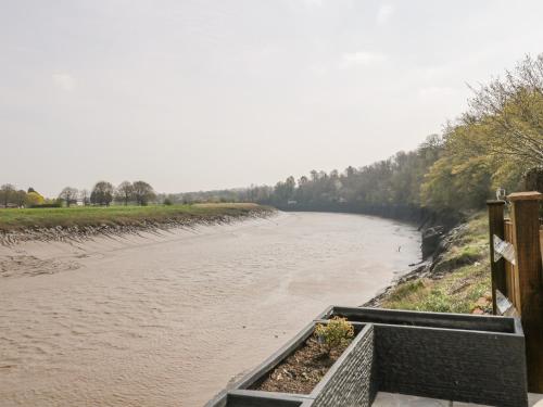 a view of a muddy river from a bridge at Avonside Cottage in Bristol