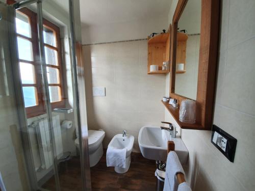 a bathroom with a toilet and a sink and a shower at Locanda Il Rustichello in Mulazzo