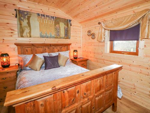A bed or beds in a room at Alken Cabin