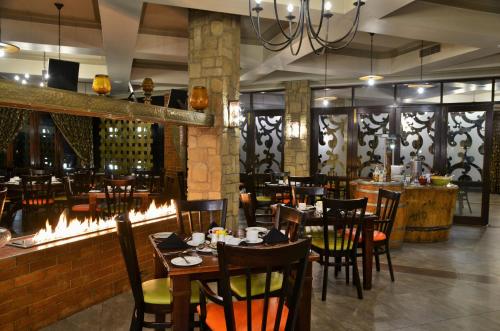 Un restaurante o sitio para comer en The Centurion Hotel