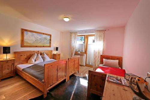 a bedroom with two twin beds and a window at Alpen Appartements Hochmuth in Mayrhofen