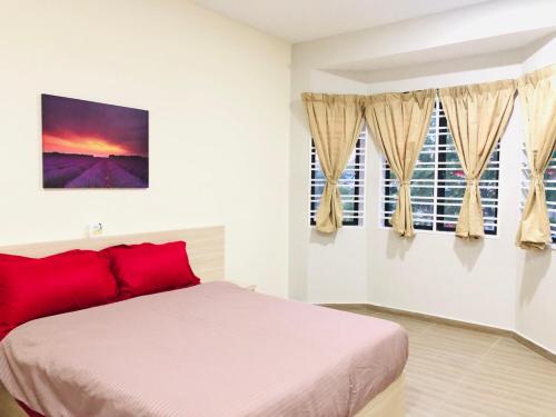 um quarto com uma cama com almofadas vermelhas e janelas em Seri Manjung HomeStay @Spacious Family Home em Seri Manjung