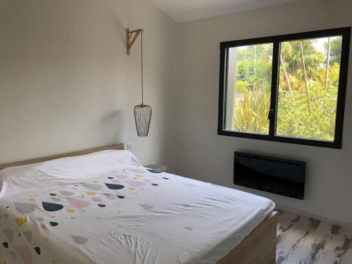 a bedroom with a bed and a window at Guesthouse proche bordeaux Parking in Eysines