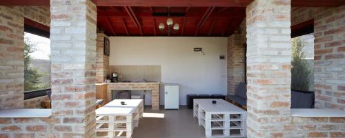 eine Terrasse mit Tischen und eine Küche in einem Gebäude in der Unterkunft Sea View Vama Veche in Vama Veche
