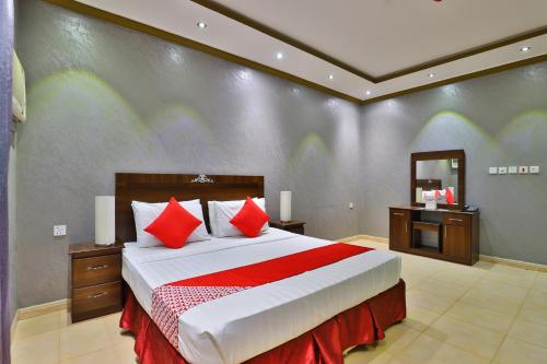 Rúm í herbergi á OYO 273 Star Yanbu Hotel Suites