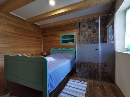 Giường trong phòng chung tại Etno Selo Rajski Konaci
